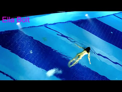 ❤️ 나는 보는 것을 멈출 수 없다, 젊은 금발이 ELLA BOLT 리조트 수영장에서 누드로 수영하다 적발 섹스 우리 ko.makesexnotwar.ru ☑